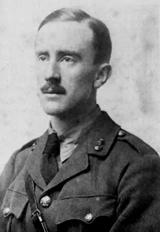 아래의 사진은 영국의 작가 J.R.R. 톨킨(John Ronald Reuel Tolkien, 1892~1973)이 1911년, 옥스퍼드 대학교 엑서터 대학의 신입생으로 기념사진을 찍은 모습. 5