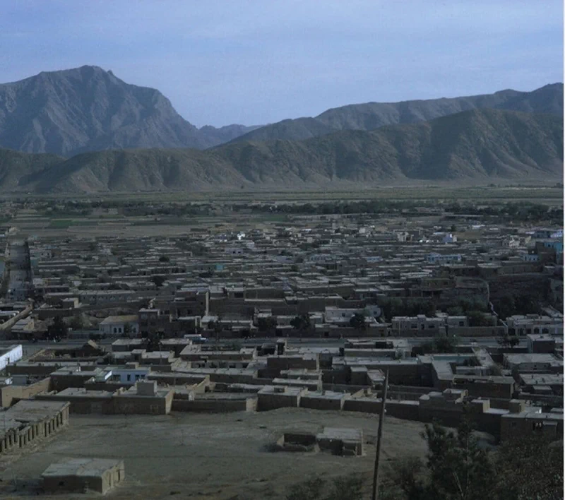 <p>
▲ 카불 국제공항(Kabul International Airport). 1960년 소련이 건설하였으며 9·11 테러 이후 미국과 연합군의 공습을 받아 파괴되었다가 재건되었다. ▲ 아프가니스탄 수도 카불의 항공촬영 모습 ▲ 카불 구 시가지 전경 ▲ 1932년에 문을 연 카불대학교(Kabul University) 캠퍼스. 1950년에는 여성들에게도 개방되면서 2021년 8월 현재 2,2000명의 학생 중 43%가 여학생이다. 하지만 탈레반이 재집권하면서 이들의 미래는 알 수 없다. ▲ 카불대학교 기숙사 ▲ 서기 5세기경에 건설된 카불의 발라 히사르(Bala Hissar) 요새 ▲ 카불 구 시가지의 오래된 집들 ▲ 마자르이샤리프(Mazar-i-Sharif)의 항공촬영 모습. 50만 명의 인구로 아프가니스탄에서 인구 규모에서는 세 번째로 큰 도시이다. ▲ 마자르이샤리프(Mazar-i-Sharif)의 항공촬영 모습 ▲ 나디르 샤(Nadir Shah, 1688~1747)의 영묘.(관련 글: 비운의 공작좌) ▲ 마자르이샤리프(Mazar-i-Sharif) 공항. 1960년대 냉전기간 동안 미국이 중동에서 영향력을 발휘하기 위해 건설한 곳으로 아프가니스탄에서 가장 큰 공항 중 하나(네 번째)이다. 아이러니하게도 1980년대에는 냉전의 상대인 소련군이 무자헤딘을 타격하기 위해 사용하기도 하였다. ▲ 부르카를 쓰고 어딘가로 가는 여성 ▲ 부르카를 쓰고 아이를 안고 가는 아프가니스탄 여성. 앞으로 드러난 현대적인 스커트가 눈길을 끈다. ▲ 면화를 가득 실은 트럭. 이 시기 아프가니스탄은 과일과 면화가 수출량의 60%를 차지할 정도였으나 내전으로 농지와 관개시설이 파괴되면서 수출량이 급감했다. 무엇보다 300만 명의 농민들이 국외로 탈출했다. ▲ 다양한 열대과일 상인 ▲ 상공에서 본 바미얀 계곡 ▲ 바미얀에 거주하는 유목민들의 몽골식 유르트(yurt) ▲ 불상이 있는 바미얀 계곡 ▲ 지금은 사진으로만 볼 수 있는 바미얀 석불. 파괴 이후 잔해 속에서 페르시아의 유적이 발견되기도 하였다.(관련 글: 페르시아의 불사조) ▲ 바미얀 석불은 2001년 3월 탈레반에 의해 완전히 파괴되었지만, 1969년 사진 속에서도 이미 잘려나간 얼굴과 파손된 다리로 추측할 수 있듯이 오랜 세월 이곳의 무슬림 사회로부터 배척되는 건축물이었다. ▲ 바미얀 계곡에 있는 고대 요새의 흔적 ▲ 칸다하르 국제공항(Kandahar International Airport). 아프가니스탄에서 두 번째로 큰 국제공항이자 최대의 군사기지로 역시 1950년대 후반 미국이 영향력 강화를 위해 건설하였다. ▲ 힌두쿠시(Hindu Kush) 산맥 풍경. 해발 7,000m 이상의 고산이 많은 곳으로 7,708m의 티리치미르(Tirich Mir)산이 가장 높다. ▲ 힌두쿠시 산맥에 있는 고대의 요새. 이 일대는 과거 탈레반이 근거지로 삼았던 곳이다. ▲ 힌두쿠시 산맥의 장엄한 풍경. '힌두 쿠시'란 힌두인들이 죽는 곳이라는 의미로 과거 인도의 노예들이 이송 중 이곳에서 많이 사망해서 붙여진 이름이라는 이야기가 전해져 온다. ▲ 상공에서 본 힌두쿠시 산맥. 이 지역은 영국이 설정한 국경선 탓에 파키스탄과 아프가니스탄의 오랜 분쟁지역으로 남아있다.</p> 5