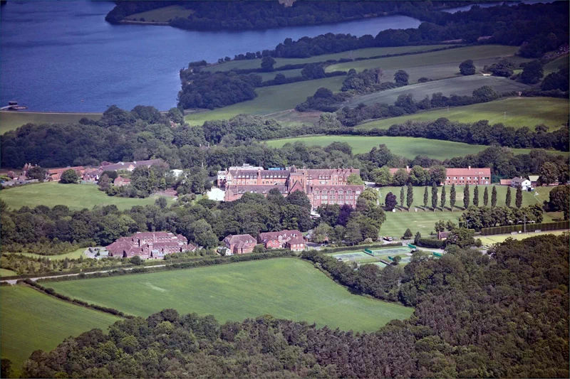 1919년, 가을학기(Michaelmas term)가 끝나고 방학을 맞은 영국 아딩리 칼리지(Ardingly College)의 학생들이 집으로 가기 위해 마차에 올라타 있다. 5