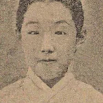 조선귀족 중에도 가장 이왕 전하와 근친인 이해승 후작의 맏따님으로 방년 열두 살인 꽃봉오리 같은 아기씨이니, 이제 여자고보 부속보통학교 오년생이올시다. 17