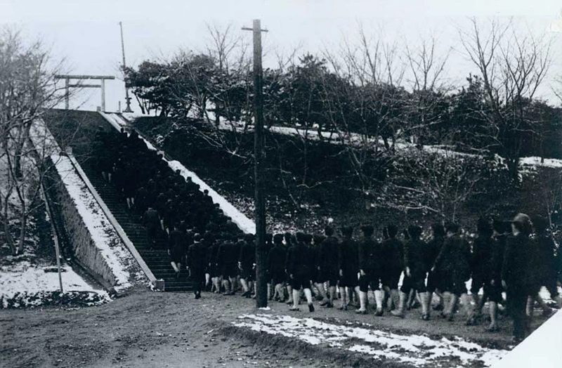 현재의 광주공원도 1913년에 조성된 곳으로, 무등산과 마주 보는 성거산(聖居山) 정상 1만여 평의 부지에 들어섰다. 당시 성거산은 성스러운 거북이의 모습으로 '성구강(聖龜岡)'이라고도 불렸기에 공원의 이름도 구강공원(龜岡公園)으로 지어졌다. 5