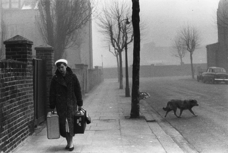 1956년, 영국 잡지 픽쳐 포스트(Picture Post)의 사진작가 버트 하디(Bert Hardy, 1913~1995)는 여성잡지 우먼스 오운(Woman's Own)의 부편집장으로 있던 여성에게 자신이 맡은 프로젝트의 모델이 되어줄 것을 제안했다. 7