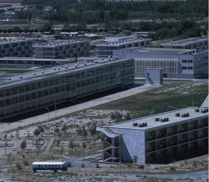 <p>
▲ 카불 국제공항(Kabul International Airport). 1960년 소련이 건설하였으며 9·11 테러 이후 미국과 연합군의 공습을 받아 파괴되었다가 재건되었다. ▲ 아프가니스탄 수도 카불의 항공촬영 모습 ▲ 카불 구 시가지 전경 ▲ 1932년에 문을 연 카불대학교(Kabul University) 캠퍼스. 1950년에는 여성들에게도 개방되면서 2021년 8월 현재 2,2000명의 학생 중 43%가 여학생이다. 하지만 탈레반이 재집권하면서 이들의 미래는 알 수 없다. ▲ 카불대학교 기숙사 ▲ 서기 5세기경에 건설된 카불의 발라 히사르(Bala Hissar) 요새 ▲ 카불 구 시가지의 오래된 집들 ▲ 마자르이샤리프(Mazar-i-Sharif)의 항공촬영 모습. 50만 명의 인구로 아프가니스탄에서 인구 규모에서는 세 번째로 큰 도시이다. ▲ 마자르이샤리프(Mazar-i-Sharif)의 항공촬영 모습 ▲ 나디르 샤(Nadir Shah, 1688~1747)의 영묘.(관련 글: 비운의 공작좌) ▲ 마자르이샤리프(Mazar-i-Sharif) 공항. 1960년대 냉전기간 동안 미국이 중동에서 영향력을 발휘하기 위해 건설한 곳으로 아프가니스탄에서 가장 큰 공항 중 하나(네 번째)이다. 아이러니하게도 1980년대에는 냉전의 상대인 소련군이 무자헤딘을 타격하기 위해 사용하기도 하였다. ▲ 부르카를 쓰고 어딘가로 가는 여성 ▲ 부르카를 쓰고 아이를 안고 가는 아프가니스탄 여성. 앞으로 드러난 현대적인 스커트가 눈길을 끈다. ▲ 면화를 가득 실은 트럭. 이 시기 아프가니스탄은 과일과 면화가 수출량의 60%를 차지할 정도였으나 내전으로 농지와 관개시설이 파괴되면서 수출량이 급감했다. 무엇보다 300만 명의 농민들이 국외로 탈출했다. ▲ 다양한 열대과일 상인 ▲ 상공에서 본 바미얀 계곡 ▲ 바미얀에 거주하는 유목민들의 몽골식 유르트(yurt) ▲ 불상이 있는 바미얀 계곡 ▲ 지금은 사진으로만 볼 수 있는 바미얀 석불. 파괴 이후 잔해 속에서 페르시아의 유적이 발견되기도 하였다.(관련 글: 페르시아의 불사조) ▲ 바미얀 석불은 2001년 3월 탈레반에 의해 완전히 파괴되었지만, 1969년 사진 속에서도 이미 잘려나간 얼굴과 파손된 다리로 추측할 수 있듯이 오랜 세월 이곳의 무슬림 사회로부터 배척되는 건축물이었다. ▲ 바미얀 계곡에 있는 고대 요새의 흔적 ▲ 칸다하르 국제공항(Kandahar International Airport). 아프가니스탄에서 두 번째로 큰 국제공항이자 최대의 군사기지로 역시 1950년대 후반 미국이 영향력 강화를 위해 건설하였다. ▲ 힌두쿠시(Hindu Kush) 산맥 풍경. 해발 7,000m 이상의 고산이 많은 곳으로 7,708m의 티리치미르(Tirich Mir)산이 가장 높다. ▲ 힌두쿠시 산맥에 있는 고대의 요새. 이 일대는 과거 탈레반이 근거지로 삼았던 곳이다. ▲ 힌두쿠시 산맥의 장엄한 풍경. '힌두 쿠시'란 힌두인들이 죽는 곳이라는 의미로 과거 인도의 노예들이 이송 중 이곳에서 많이 사망해서 붙여진 이름이라는 이야기가 전해져 온다. ▲ 상공에서 본 힌두쿠시 산맥. 이 지역은 영국이 설정한 국경선 탓에 파키스탄과 아프가니스탄의 오랜 분쟁지역으로 남아있다.</p> 7