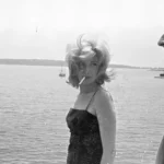 '이탈리아 영화의 여왕'이라는 호칭으로 유명한 모니카 비티(Monica Vitti)는 1931년 11월 3일 로마에서 태어나 아마추어 극단 활동을 하다가 1954년 'Ridere! Ridere! Ridere!'라는 코미디 영화로 데뷔했다. 무명배우였던 그녀는 오늘날 대감독으로 불리는 미켈란젤로 안토니오니(Michelangelo Antonioni, 1912~2007)의 영화들에 주연으로 발탁되며 유명세를 타기 시작했다. 15