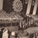 1938년 4월 10일, 아르헨티나의 수도 부에노스아이레스의 에스타디오 루나파크(Estadio Luna Park, 약칭 루나파크)에서 약 2만 명의 군중이 히틀러 경례(Hitlergruß)를 하며 독일국가를 부르는 모습의 사진. 7