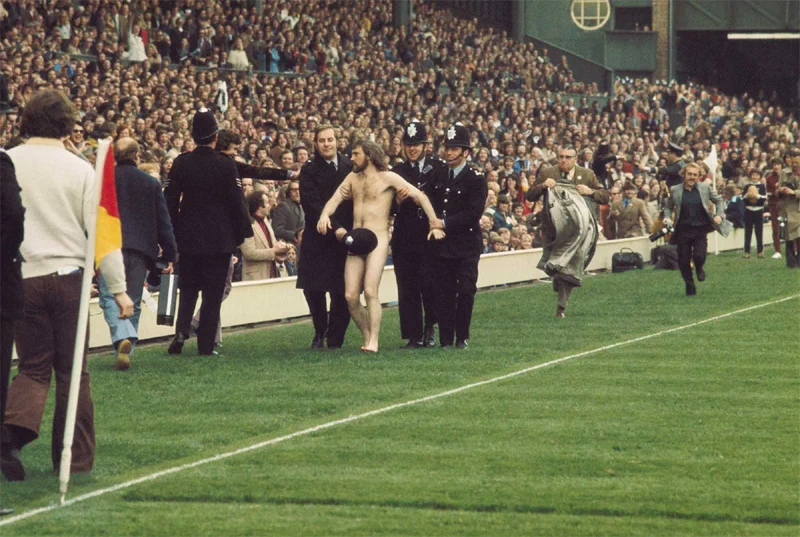 1974년 4월 20일, 잉글랜드와 프랑스의 친선 럭비 경기가 영국 런던 트위크넘 스타디움(Twickenham Stadium)에서 열렸다. 7