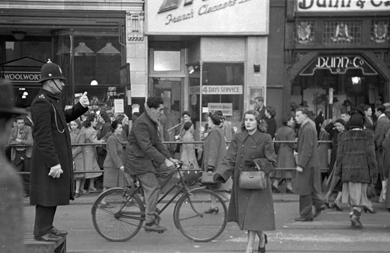 이에 잡지 픽쳐 포스트(Picture Post)의 편집부는 1948년 11월 27일, 사진작가 버트 하디(Bert Hardy, 1913~1995)를 현지에 파견해 소문의 진위를 확인하기로 결정했다. 7