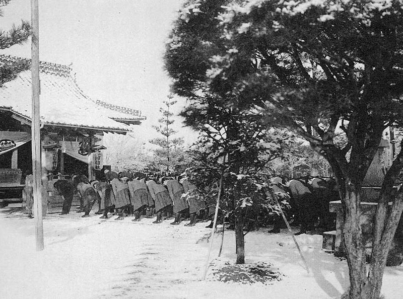 현재의 광주공원도 1913년에 조성된 곳으로, 무등산과 마주 보는 성거산(聖居山) 정상 1만여 평의 부지에 들어섰다. 당시 성거산은 성스러운 거북이의 모습으로 '성구강(聖龜岡)'이라고도 불렸기에 공원의 이름도 구강공원(龜岡公園)으로 지어졌다. 7