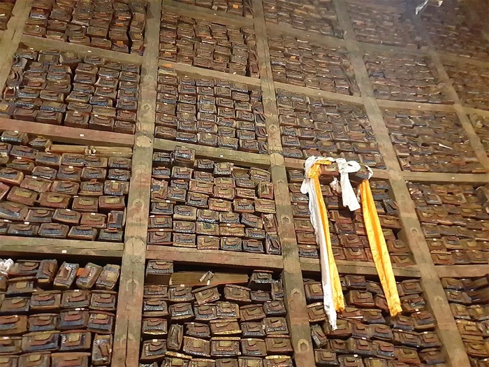 문제의 책꽂이는 1073년에 창건된 티베트 사키야 수도원(Sakya Monastery)에 있는 것으로, 이 수도원은 원래 4만 권 정도의 책을 소장하고 있었는데 승려들이 거대한 기도실 벽의 뒤편에 숨겨진 책꽂이를 2003년에 발견하였다. 9