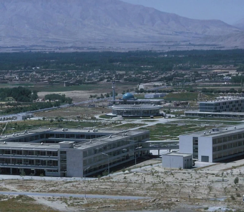 <p>
▲ 카불 국제공항(Kabul International Airport). 1960년 소련이 건설하였으며 9·11 테러 이후 미국과 연합군의 공습을 받아 파괴되었다가 재건되었다. ▲ 아프가니스탄 수도 카불의 항공촬영 모습 ▲ 카불 구 시가지 전경 ▲ 1932년에 문을 연 카불대학교(Kabul University) 캠퍼스. 1950년에는 여성들에게도 개방되면서 2021년 8월 현재 2,2000명의 학생 중 43%가 여학생이다. 하지만 탈레반이 재집권하면서 이들의 미래는 알 수 없다. ▲ 카불대학교 기숙사 ▲ 서기 5세기경에 건설된 카불의 발라 히사르(Bala Hissar) 요새 ▲ 카불 구 시가지의 오래된 집들 ▲ 마자르이샤리프(Mazar-i-Sharif)의 항공촬영 모습. 50만 명의 인구로 아프가니스탄에서 인구 규모에서는 세 번째로 큰 도시이다. ▲ 마자르이샤리프(Mazar-i-Sharif)의 항공촬영 모습 ▲ 나디르 샤(Nadir Shah, 1688~1747)의 영묘.(관련 글: 비운의 공작좌) ▲ 마자르이샤리프(Mazar-i-Sharif) 공항. 1960년대 냉전기간 동안 미국이 중동에서 영향력을 발휘하기 위해 건설한 곳으로 아프가니스탄에서 가장 큰 공항 중 하나(네 번째)이다. 아이러니하게도 1980년대에는 냉전의 상대인 소련군이 무자헤딘을 타격하기 위해 사용하기도 하였다. ▲ 부르카를 쓰고 어딘가로 가는 여성 ▲ 부르카를 쓰고 아이를 안고 가는 아프가니스탄 여성. 앞으로 드러난 현대적인 스커트가 눈길을 끈다. ▲ 면화를 가득 실은 트럭. 이 시기 아프가니스탄은 과일과 면화가 수출량의 60%를 차지할 정도였으나 내전으로 농지와 관개시설이 파괴되면서 수출량이 급감했다. 무엇보다 300만 명의 농민들이 국외로 탈출했다. ▲ 다양한 열대과일 상인 ▲ 상공에서 본 바미얀 계곡 ▲ 바미얀에 거주하는 유목민들의 몽골식 유르트(yurt) ▲ 불상이 있는 바미얀 계곡 ▲ 지금은 사진으로만 볼 수 있는 바미얀 석불. 파괴 이후 잔해 속에서 페르시아의 유적이 발견되기도 하였다.(관련 글: 페르시아의 불사조) ▲ 바미얀 석불은 2001년 3월 탈레반에 의해 완전히 파괴되었지만, 1969년 사진 속에서도 이미 잘려나간 얼굴과 파손된 다리로 추측할 수 있듯이 오랜 세월 이곳의 무슬림 사회로부터 배척되는 건축물이었다. ▲ 바미얀 계곡에 있는 고대 요새의 흔적 ▲ 칸다하르 국제공항(Kandahar International Airport). 아프가니스탄에서 두 번째로 큰 국제공항이자 최대의 군사기지로 역시 1950년대 후반 미국이 영향력 강화를 위해 건설하였다. ▲ 힌두쿠시(Hindu Kush) 산맥 풍경. 해발 7,000m 이상의 고산이 많은 곳으로 7,708m의 티리치미르(Tirich Mir)산이 가장 높다. ▲ 힌두쿠시 산맥에 있는 고대의 요새. 이 일대는 과거 탈레반이 근거지로 삼았던 곳이다. ▲ 힌두쿠시 산맥의 장엄한 풍경. '힌두 쿠시'란 힌두인들이 죽는 곳이라는 의미로 과거 인도의 노예들이 이송 중 이곳에서 많이 사망해서 붙여진 이름이라는 이야기가 전해져 온다. ▲ 상공에서 본 힌두쿠시 산맥. 이 지역은 영국이 설정한 국경선 탓에 파키스탄과 아프가니스탄의 오랜 분쟁지역으로 남아있다.</p> 9