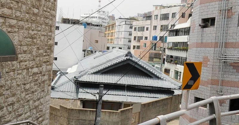 부산광역시 중구 대청동에 위치한 부산근대역사관(대청동2가 대청로 104)에서 길 건너편으로 보이는 복병산길로 들어가서 복병산길7번길 혹은 복병산길3번길로 진입하면 가림막으로 가려진 공터가 있다. (오피스텔 '대동레미안더휴' 맞은편) 9