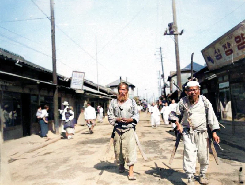 아래의 사진은 대한민국 정부수립 직전인 1948년 5월 중순에 전라남도 광주에서 열린 오일장의 풍경을 담고 있다. 7