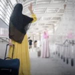 입출국을 위한 공항 검색대에서는 최대한 여권사진과 같아 보이게 하기 위해 모자를 벗거나 머리카락을 뒤로 넘겨 동일인물임을 확인받는 것이 익숙한 절차이다. 11