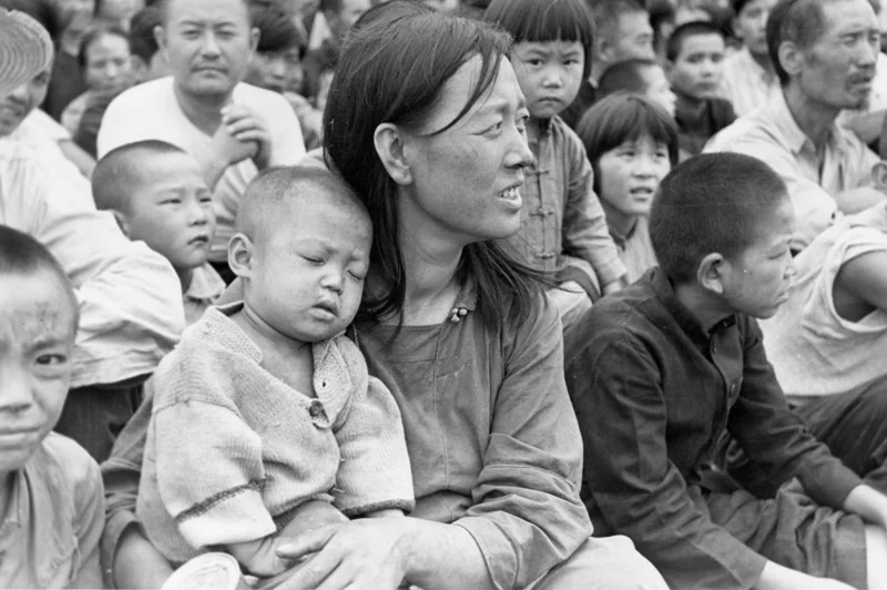 그는 최전선에 주로 머물며 영국군과 미군, 피난민들과 북한군 포로 등 전쟁터에서의 일상을 사진으로 남겼는데, 아래의 사진들은 인천상륙작전이 성공한 뒤인 1950년 9월 중순경의 모습들이다. 9