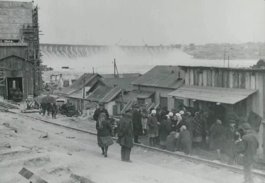 워싱턴 포스트 소속의 사진작가 제임스 아베(James Abbe, 1883~1973)는 브로드웨이의 스타들을 촬영하는 것으로 출발했지만 어느 순간 저널리즘에 관심을 갖고 정치적으로 격변하던 유럽의 대도시를 다니기 시작했다. 7