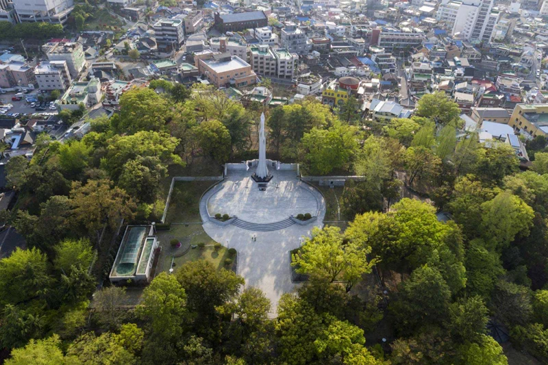 현재의 광주공원도 1913년에 조성된 곳으로, 무등산과 마주 보는 성거산(聖居山) 정상 1만여 평의 부지에 들어섰다. 당시 성거산은 성스러운 거북이의 모습으로 '성구강(聖龜岡)'이라고도 불렸기에 공원의 이름도 구강공원(龜岡公園)으로 지어졌다. 9