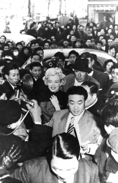 1954년 2월 5일, 일본을 방문한 마릴린 먼로(Marilyn Monroe, 1926~1962)가 도쿄 육군병원의 주일미군 부상병들을 위문했다. 9