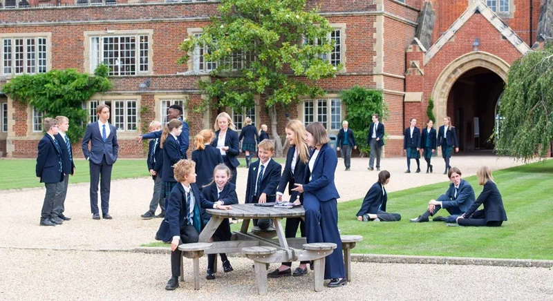 1919년, 가을학기(Michaelmas term)가 끝나고 방학을 맞은 영국 아딩리 칼리지(Ardingly College)의 학생들이 집으로 가기 위해 마차에 올라타 있다. 9