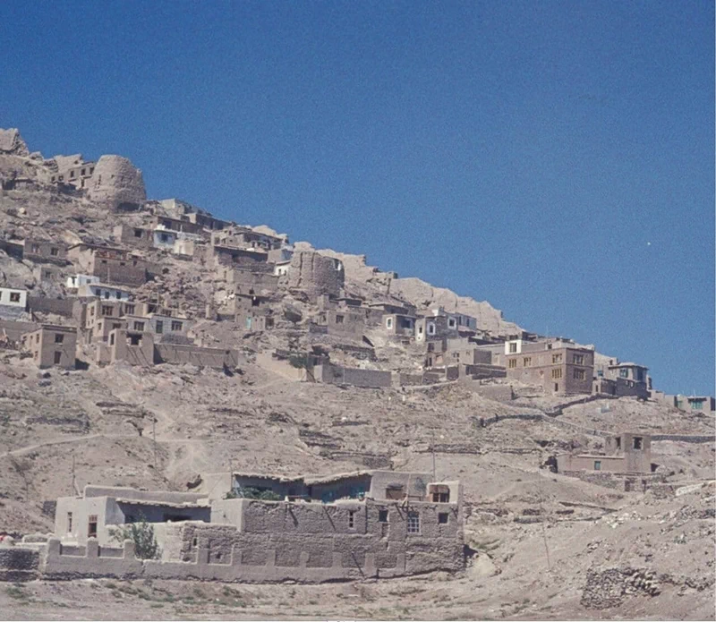 <p>
▲ 카불 국제공항(Kabul International Airport). 1960년 소련이 건설하였으며 9·11 테러 이후 미국과 연합군의 공습을 받아 파괴되었다가 재건되었다. ▲ 아프가니스탄 수도 카불의 항공촬영 모습 ▲ 카불 구 시가지 전경 ▲ 1932년에 문을 연 카불대학교(Kabul University) 캠퍼스. 1950년에는 여성들에게도 개방되면서 2021년 8월 현재 2,2000명의 학생 중 43%가 여학생이다. 하지만 탈레반이 재집권하면서 이들의 미래는 알 수 없다. ▲ 카불대학교 기숙사 ▲ 서기 5세기경에 건설된 카불의 발라 히사르(Bala Hissar) 요새 ▲ 카불 구 시가지의 오래된 집들 ▲ 마자르이샤리프(Mazar-i-Sharif)의 항공촬영 모습. 50만 명의 인구로 아프가니스탄에서 인구 규모에서는 세 번째로 큰 도시이다. ▲ 마자르이샤리프(Mazar-i-Sharif)의 항공촬영 모습 ▲ 나디르 샤(Nadir Shah, 1688~1747)의 영묘.(관련 글: 비운의 공작좌) ▲ 마자르이샤리프(Mazar-i-Sharif) 공항. 1960년대 냉전기간 동안 미국이 중동에서 영향력을 발휘하기 위해 건설한 곳으로 아프가니스탄에서 가장 큰 공항 중 하나(네 번째)이다. 아이러니하게도 1980년대에는 냉전의 상대인 소련군이 무자헤딘을 타격하기 위해 사용하기도 하였다. ▲ 부르카를 쓰고 어딘가로 가는 여성 ▲ 부르카를 쓰고 아이를 안고 가는 아프가니스탄 여성. 앞으로 드러난 현대적인 스커트가 눈길을 끈다. ▲ 면화를 가득 실은 트럭. 이 시기 아프가니스탄은 과일과 면화가 수출량의 60%를 차지할 정도였으나 내전으로 농지와 관개시설이 파괴되면서 수출량이 급감했다. 무엇보다 300만 명의 농민들이 국외로 탈출했다. ▲ 다양한 열대과일 상인 ▲ 상공에서 본 바미얀 계곡 ▲ 바미얀에 거주하는 유목민들의 몽골식 유르트(yurt) ▲ 불상이 있는 바미얀 계곡 ▲ 지금은 사진으로만 볼 수 있는 바미얀 석불. 파괴 이후 잔해 속에서 페르시아의 유적이 발견되기도 하였다.(관련 글: 페르시아의 불사조) ▲ 바미얀 석불은 2001년 3월 탈레반에 의해 완전히 파괴되었지만, 1969년 사진 속에서도 이미 잘려나간 얼굴과 파손된 다리로 추측할 수 있듯이 오랜 세월 이곳의 무슬림 사회로부터 배척되는 건축물이었다. ▲ 바미얀 계곡에 있는 고대 요새의 흔적 ▲ 칸다하르 국제공항(Kandahar International Airport). 아프가니스탄에서 두 번째로 큰 국제공항이자 최대의 군사기지로 역시 1950년대 후반 미국이 영향력 강화를 위해 건설하였다. ▲ 힌두쿠시(Hindu Kush) 산맥 풍경. 해발 7,000m 이상의 고산이 많은 곳으로 7,708m의 티리치미르(Tirich Mir)산이 가장 높다. ▲ 힌두쿠시 산맥에 있는 고대의 요새. 이 일대는 과거 탈레반이 근거지로 삼았던 곳이다. ▲ 힌두쿠시 산맥의 장엄한 풍경. '힌두 쿠시'란 힌두인들이 죽는 곳이라는 의미로 과거 인도의 노예들이 이송 중 이곳에서 많이 사망해서 붙여진 이름이라는 이야기가 전해져 온다. ▲ 상공에서 본 힌두쿠시 산맥. 이 지역은 영국이 설정한 국경선 탓에 파키스탄과 아프가니스탄의 오랜 분쟁지역으로 남아있다.</p> 13