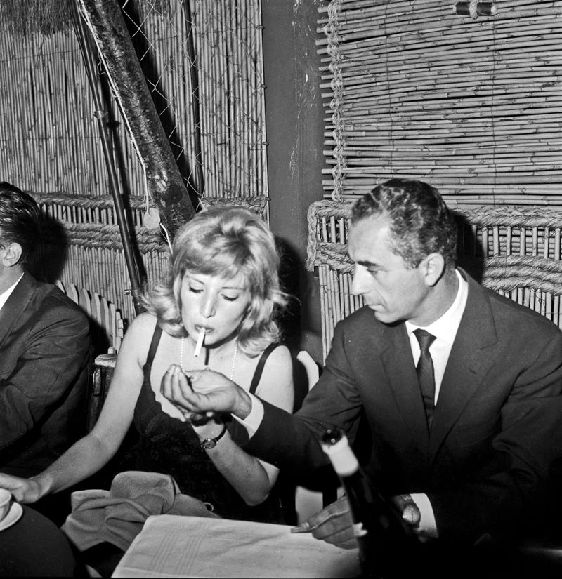 '이탈리아 영화의 여왕'이라는 호칭으로 유명한 모니카 비티(Monica Vitti)는 1931년 11월 3일 로마에서 태어나 아마추어 극단 활동을 하다가 1954년 'Ridere! Ridere! Ridere!'라는 코미디 영화로 데뷔했다. 13