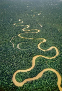 아마존강(Rio Amazonas)은 길이는 나일강에 이어 두 번째이지만 유역면적과 유량으로 세계 최대를 자랑하는 곳이다. 7