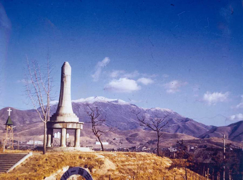 현재의 광주공원도 1913년에 조성된 곳으로, 무등산과 마주 보는 성거산(聖居山) 정상 1만여 평의 부지에 들어섰다. 당시 성거산은 성스러운 거북이의 모습으로 '성구강(聖龜岡)'이라고도 불렸기에 공원의 이름도 구강공원(龜岡公園)으로 지어졌다. 13