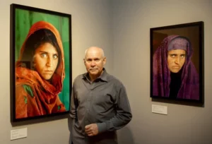 유명 사진작가 스티브 맥커리(Steve McCurry)는 빈곤지역의 인물을 촬영한 작품들을 많이 남겨왔는데, 그중에서도 1985년 잡지 내셔널지오그래픽의 6월호 커버모델로 등장한 '아프간 소녀(Afghan girl)'가 가장 유명하다. 7