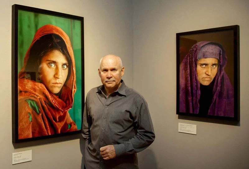 유명 사진작가 스티브 맥커리(Steve McCurry)는 빈곤지역의 인물을 촬영한 작품들을 많이 남겨왔는데, 그중에서도 1985년 잡지 내셔널지오그래픽의 6월호 커버모델로 등장한 '아프간 소녀(Afghan girl)'가 가장 유명하다. 15