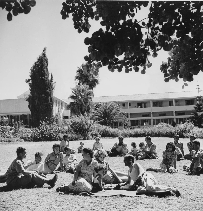 '기바트 브레너(Givat Brenner)'는 이스라엘 중부 샤론 평야에 위치한 도시 레호보트(Rehovot)에 있는 키부츠(Kibbutz)로, 1928년 이탈리아계 유대인 엔조 세레니(Enzo Sereni, 1905~1944)를 위시한 시오니스트 활동가들에 의해 설립되었다. 15