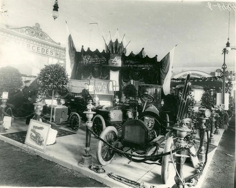 1902년 창설된 러시아제국 자동차협회(Imperial Russian Automobile Society)는 1907년 5월 러시아 최초의 모터쇼를 위해 상트페테르부르크의 미하일롭스키 마네주(Mikhailovsky Manege)를 임대했다. 15