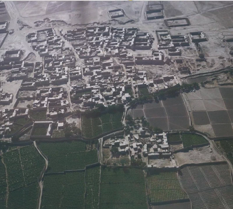 <p>
▲ 카불 국제공항(Kabul International Airport). 1960년 소련이 건설하였으며 9·11 테러 이후 미국과 연합군의 공습을 받아 파괴되었다가 재건되었다. ▲ 아프가니스탄 수도 카불의 항공촬영 모습 ▲ 카불 구 시가지 전경 ▲ 1932년에 문을 연 카불대학교(Kabul University) 캠퍼스. 1950년에는 여성들에게도 개방되면서 2021년 8월 현재 2,2000명의 학생 중 43%가 여학생이다. 하지만 탈레반이 재집권하면서 이들의 미래는 알 수 없다. ▲ 카불대학교 기숙사 ▲ 서기 5세기경에 건설된 카불의 발라 히사르(Bala Hissar) 요새 ▲ 카불 구 시가지의 오래된 집들 ▲ 마자르이샤리프(Mazar-i-Sharif)의 항공촬영 모습. 50만 명의 인구로 아프가니스탄에서 인구 규모에서는 세 번째로 큰 도시이다. ▲ 마자르이샤리프(Mazar-i-Sharif)의 항공촬영 모습 ▲ 나디르 샤(Nadir Shah, 1688~1747)의 영묘.(관련 글: 비운의 공작좌) ▲ 마자르이샤리프(Mazar-i-Sharif) 공항. 1960년대 냉전기간 동안 미국이 중동에서 영향력을 발휘하기 위해 건설한 곳으로 아프가니스탄에서 가장 큰 공항 중 하나(네 번째)이다. 아이러니하게도 1980년대에는 냉전의 상대인 소련군이 무자헤딘을 타격하기 위해 사용하기도 하였다. ▲ 부르카를 쓰고 어딘가로 가는 여성 ▲ 부르카를 쓰고 아이를 안고 가는 아프가니스탄 여성. 앞으로 드러난 현대적인 스커트가 눈길을 끈다. ▲ 면화를 가득 실은 트럭. 이 시기 아프가니스탄은 과일과 면화가 수출량의 60%를 차지할 정도였으나 내전으로 농지와 관개시설이 파괴되면서 수출량이 급감했다. 무엇보다 300만 명의 농민들이 국외로 탈출했다. ▲ 다양한 열대과일 상인 ▲ 상공에서 본 바미얀 계곡 ▲ 바미얀에 거주하는 유목민들의 몽골식 유르트(yurt) ▲ 불상이 있는 바미얀 계곡 ▲ 지금은 사진으로만 볼 수 있는 바미얀 석불. 파괴 이후 잔해 속에서 페르시아의 유적이 발견되기도 하였다.(관련 글: 페르시아의 불사조) ▲ 바미얀 석불은 2001년 3월 탈레반에 의해 완전히 파괴되었지만, 1969년 사진 속에서도 이미 잘려나간 얼굴과 파손된 다리로 추측할 수 있듯이 오랜 세월 이곳의 무슬림 사회로부터 배척되는 건축물이었다. ▲ 바미얀 계곡에 있는 고대 요새의 흔적 ▲ 칸다하르 국제공항(Kandahar International Airport). 아프가니스탄에서 두 번째로 큰 국제공항이자 최대의 군사기지로 역시 1950년대 후반 미국이 영향력 강화를 위해 건설하였다. ▲ 힌두쿠시(Hindu Kush) 산맥 풍경. 해발 7,000m 이상의 고산이 많은 곳으로 7,708m의 티리치미르(Tirich Mir)산이 가장 높다. ▲ 힌두쿠시 산맥에 있는 고대의 요새. 이 일대는 과거 탈레반이 근거지로 삼았던 곳이다. ▲ 힌두쿠시 산맥의 장엄한 풍경. '힌두 쿠시'란 힌두인들이 죽는 곳이라는 의미로 과거 인도의 노예들이 이송 중 이곳에서 많이 사망해서 붙여진 이름이라는 이야기가 전해져 온다. ▲ 상공에서 본 힌두쿠시 산맥. 이 지역은 영국이 설정한 국경선 탓에 파키스탄과 아프가니스탄의 오랜 분쟁지역으로 남아있다.</p> 17