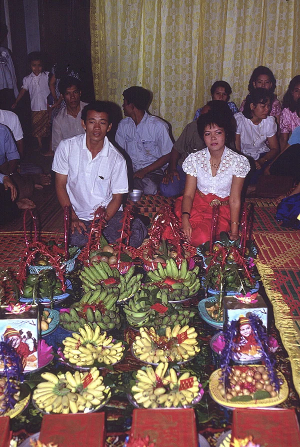 아래의 사진은 프랑수아즈 드뮐데르가 1989년 캄보디아의 수도 프놈펜(Phnom Penh)을 촬영한 것이다. 악명 높은 크메르 루주(Khmers Rouges)가 저지른 킬링필드 참사가 일어난 지 10여 년이 흐른 후의 모습이다. 17