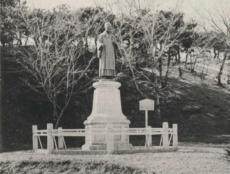 현재의 광주공원도 1913년에 조성된 곳으로, 무등산과 마주 보는 성거산(聖居山) 정상 1만여 평의 부지에 들어섰다. 당시 성거산은 성스러운 거북이의 모습으로 '성구강(聖龜岡)'이라고도 불렸기에 공원의 이름도 구강공원(龜岡公園)으로 지어졌다. 19