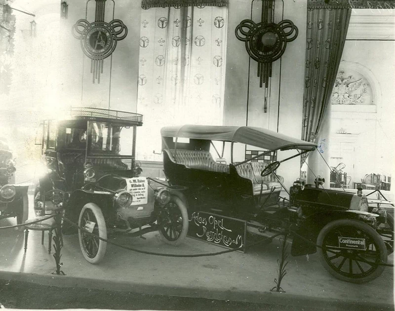 1902년 창설된 러시아제국 자동차협회(Imperial Russian Automobile Society)는 1907년 5월 러시아 최초의 모터쇼를 위해 상트페테르부르크의 미하일롭스키 마네주(Mikhailovsky Manege)를 임대했다. 21