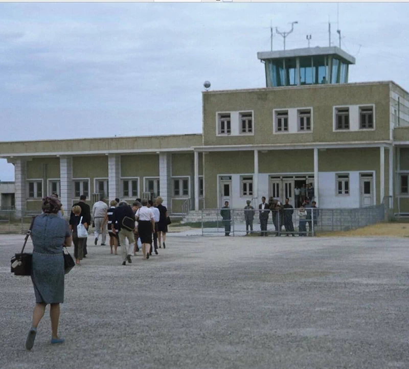 <p>
▲ 카불 국제공항(Kabul International Airport). 1960년 소련이 건설하였으며 9·11 테러 이후 미국과 연합군의 공습을 받아 파괴되었다가 재건되었다. ▲ 아프가니스탄 수도 카불의 항공촬영 모습 ▲ 카불 구 시가지 전경 ▲ 1932년에 문을 연 카불대학교(Kabul University) 캠퍼스. 1950년에는 여성들에게도 개방되면서 2021년 8월 현재 2,2000명의 학생 중 43%가 여학생이다. 하지만 탈레반이 재집권하면서 이들의 미래는 알 수 없다. ▲ 카불대학교 기숙사 ▲ 서기 5세기경에 건설된 카불의 발라 히사르(Bala Hissar) 요새 ▲ 카불 구 시가지의 오래된 집들 ▲ 마자르이샤리프(Mazar-i-Sharif)의 항공촬영 모습. 50만 명의 인구로 아프가니스탄에서 인구 규모에서는 세 번째로 큰 도시이다. ▲ 마자르이샤리프(Mazar-i-Sharif)의 항공촬영 모습 ▲ 나디르 샤(Nadir Shah, 1688~1747)의 영묘.(관련 글: 비운의 공작좌) ▲ 마자르이샤리프(Mazar-i-Sharif) 공항. 1960년대 냉전기간 동안 미국이 중동에서 영향력을 발휘하기 위해 건설한 곳으로 아프가니스탄에서 가장 큰 공항 중 하나(네 번째)이다. 아이러니하게도 1980년대에는 냉전의 상대인 소련군이 무자헤딘을 타격하기 위해 사용하기도 하였다. ▲ 부르카를 쓰고 어딘가로 가는 여성 ▲ 부르카를 쓰고 아이를 안고 가는 아프가니스탄 여성. 앞으로 드러난 현대적인 스커트가 눈길을 끈다. ▲ 면화를 가득 실은 트럭. 이 시기 아프가니스탄은 과일과 면화가 수출량의 60%를 차지할 정도였으나 내전으로 농지와 관개시설이 파괴되면서 수출량이 급감했다. 무엇보다 300만 명의 농민들이 국외로 탈출했다. ▲ 다양한 열대과일 상인 ▲ 상공에서 본 바미얀 계곡 ▲ 바미얀에 거주하는 유목민들의 몽골식 유르트(yurt) ▲ 불상이 있는 바미얀 계곡 ▲ 지금은 사진으로만 볼 수 있는 바미얀 석불. 파괴 이후 잔해 속에서 페르시아의 유적이 발견되기도 하였다.(관련 글: 페르시아의 불사조) ▲ 바미얀 석불은 2001년 3월 탈레반에 의해 완전히 파괴되었지만, 1969년 사진 속에서도 이미 잘려나간 얼굴과 파손된 다리로 추측할 수 있듯이 오랜 세월 이곳의 무슬림 사회로부터 배척되는 건축물이었다. ▲ 바미얀 계곡에 있는 고대 요새의 흔적 ▲ 칸다하르 국제공항(Kandahar International Airport). 아프가니스탄에서 두 번째로 큰 국제공항이자 최대의 군사기지로 역시 1950년대 후반 미국이 영향력 강화를 위해 건설하였다. ▲ 힌두쿠시(Hindu Kush) 산맥 풍경. 해발 7,000m 이상의 고산이 많은 곳으로 7,708m의 티리치미르(Tirich Mir)산이 가장 높다. ▲ 힌두쿠시 산맥에 있는 고대의 요새. 이 일대는 과거 탈레반이 근거지로 삼았던 곳이다. ▲ 힌두쿠시 산맥의 장엄한 풍경. '힌두 쿠시'란 힌두인들이 죽는 곳이라는 의미로 과거 인도의 노예들이 이송 중 이곳에서 많이 사망해서 붙여진 이름이라는 이야기가 전해져 온다. ▲ 상공에서 본 힌두쿠시 산맥. 이 지역은 영국이 설정한 국경선 탓에 파키스탄과 아프가니스탄의 오랜 분쟁지역으로 남아있다.</p> 21