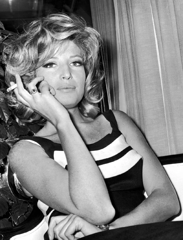 '이탈리아 영화의 여왕'이라는 호칭으로 유명한 모니카 비티(Monica Vitti)는 1931년 11월 3일 로마에서 태어나 아마추어 극단 활동을 하다가 1954년 'Ridere! Ridere! Ridere!'라는 코미디 영화로 데뷔했다. 21