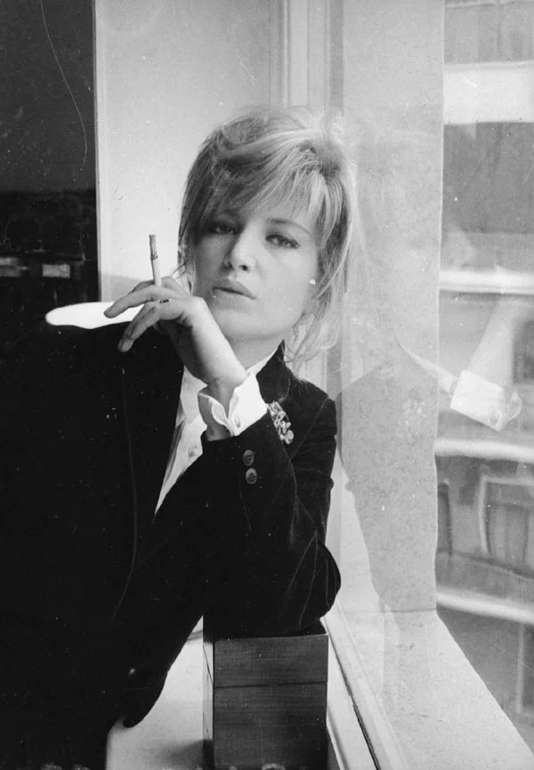 '이탈리아 영화의 여왕'이라는 호칭으로 유명한 모니카 비티(Monica Vitti)는 1931년 11월 3일 로마에서 태어나 아마추어 극단 활동을 하다가 1954년 'Ridere! Ridere! Ridere!'라는 코미디 영화로 데뷔했다. 23