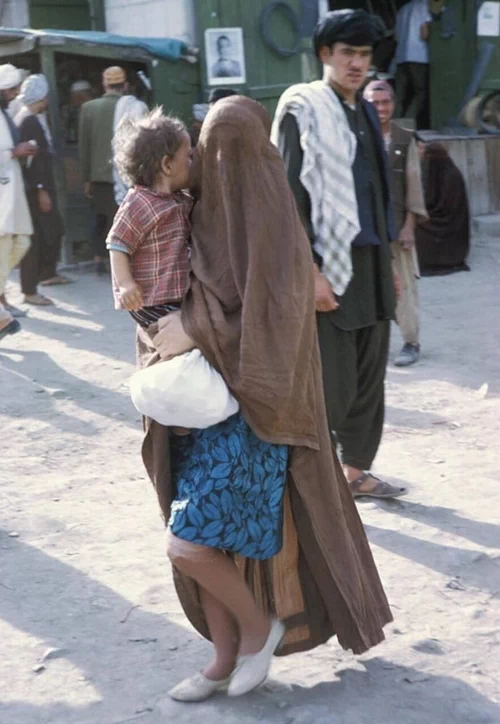 <p>
▲ 카불 국제공항(Kabul International Airport). 1960년 소련이 건설하였으며 9·11 테러 이후 미국과 연합군의 공습을 받아 파괴되었다가 재건되었다. ▲ 아프가니스탄 수도 카불의 항공촬영 모습 ▲ 카불 구 시가지 전경 ▲ 1932년에 문을 연 카불대학교(Kabul University) 캠퍼스. 1950년에는 여성들에게도 개방되면서 2021년 8월 현재 2,2000명의 학생 중 43%가 여학생이다. 하지만 탈레반이 재집권하면서 이들의 미래는 알 수 없다. ▲ 카불대학교 기숙사 ▲ 서기 5세기경에 건설된 카불의 발라 히사르(Bala Hissar) 요새 ▲ 카불 구 시가지의 오래된 집들 ▲ 마자르이샤리프(Mazar-i-Sharif)의 항공촬영 모습. 50만 명의 인구로 아프가니스탄에서 인구 규모에서는 세 번째로 큰 도시이다. ▲ 마자르이샤리프(Mazar-i-Sharif)의 항공촬영 모습 ▲ 나디르 샤(Nadir Shah, 1688~1747)의 영묘.(관련 글: 비운의 공작좌) ▲ 마자르이샤리프(Mazar-i-Sharif) 공항. 1960년대 냉전기간 동안 미국이 중동에서 영향력을 발휘하기 위해 건설한 곳으로 아프가니스탄에서 가장 큰 공항 중 하나(네 번째)이다. 아이러니하게도 1980년대에는 냉전의 상대인 소련군이 무자헤딘을 타격하기 위해 사용하기도 하였다. ▲ 부르카를 쓰고 어딘가로 가는 여성 ▲ 부르카를 쓰고 아이를 안고 가는 아프가니스탄 여성. 앞으로 드러난 현대적인 스커트가 눈길을 끈다. ▲ 면화를 가득 실은 트럭. 이 시기 아프가니스탄은 과일과 면화가 수출량의 60%를 차지할 정도였으나 내전으로 농지와 관개시설이 파괴되면서 수출량이 급감했다. 무엇보다 300만 명의 농민들이 국외로 탈출했다. ▲ 다양한 열대과일 상인 ▲ 상공에서 본 바미얀 계곡 ▲ 바미얀에 거주하는 유목민들의 몽골식 유르트(yurt) ▲ 불상이 있는 바미얀 계곡 ▲ 지금은 사진으로만 볼 수 있는 바미얀 석불. 파괴 이후 잔해 속에서 페르시아의 유적이 발견되기도 하였다.(관련 글: 페르시아의 불사조) ▲ 바미얀 석불은 2001년 3월 탈레반에 의해 완전히 파괴되었지만, 1969년 사진 속에서도 이미 잘려나간 얼굴과 파손된 다리로 추측할 수 있듯이 오랜 세월 이곳의 무슬림 사회로부터 배척되는 건축물이었다. ▲ 바미얀 계곡에 있는 고대 요새의 흔적 ▲ 칸다하르 국제공항(Kandahar International Airport). 아프가니스탄에서 두 번째로 큰 국제공항이자 최대의 군사기지로 역시 1950년대 후반 미국이 영향력 강화를 위해 건설하였다. ▲ 힌두쿠시(Hindu Kush) 산맥 풍경. 해발 7,000m 이상의 고산이 많은 곳으로 7,708m의 티리치미르(Tirich Mir)산이 가장 높다. ▲ 힌두쿠시 산맥에 있는 고대의 요새. 이 일대는 과거 탈레반이 근거지로 삼았던 곳이다. ▲ 힌두쿠시 산맥의 장엄한 풍경. '힌두 쿠시'란 힌두인들이 죽는 곳이라는 의미로 과거 인도의 노예들이 이송 중 이곳에서 많이 사망해서 붙여진 이름이라는 이야기가 전해져 온다. ▲ 상공에서 본 힌두쿠시 산맥. 이 지역은 영국이 설정한 국경선 탓에 파키스탄과 아프가니스탄의 오랜 분쟁지역으로 남아있다.</p> 25