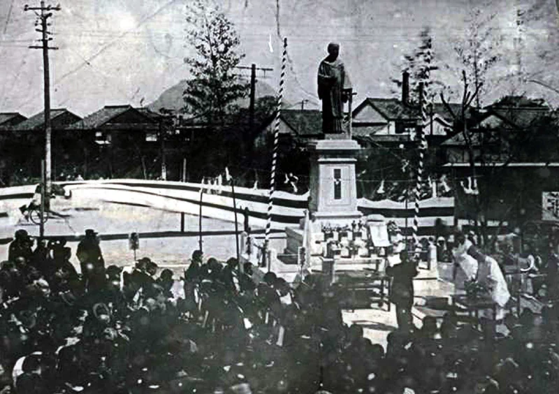 현재의 광주공원도 1913년에 조성된 곳으로, 무등산과 마주 보는 성거산(聖居山) 정상 1만여 평의 부지에 들어섰다. 당시 성거산은 성스러운 거북이의 모습으로 '성구강(聖龜岡)'이라고도 불렸기에 공원의 이름도 구강공원(龜岡公園)으로 지어졌다. 25