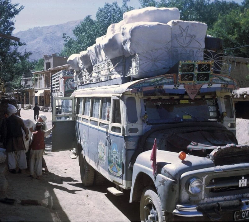 <p>
▲ 카불 국제공항(Kabul International Airport). 1960년 소련이 건설하였으며 9·11 테러 이후 미국과 연합군의 공습을 받아 파괴되었다가 재건되었다. ▲ 아프가니스탄 수도 카불의 항공촬영 모습 ▲ 카불 구 시가지 전경 ▲ 1932년에 문을 연 카불대학교(Kabul University) 캠퍼스. 1950년에는 여성들에게도 개방되면서 2021년 8월 현재 2,2000명의 학생 중 43%가 여학생이다. 하지만 탈레반이 재집권하면서 이들의 미래는 알 수 없다. ▲ 카불대학교 기숙사 ▲ 서기 5세기경에 건설된 카불의 발라 히사르(Bala Hissar) 요새 ▲ 카불 구 시가지의 오래된 집들 ▲ 마자르이샤리프(Mazar-i-Sharif)의 항공촬영 모습. 50만 명의 인구로 아프가니스탄에서 인구 규모에서는 세 번째로 큰 도시이다. ▲ 마자르이샤리프(Mazar-i-Sharif)의 항공촬영 모습 ▲ 나디르 샤(Nadir Shah, 1688~1747)의 영묘.(관련 글: 비운의 공작좌) ▲ 마자르이샤리프(Mazar-i-Sharif) 공항. 1960년대 냉전기간 동안 미국이 중동에서 영향력을 발휘하기 위해 건설한 곳으로 아프가니스탄에서 가장 큰 공항 중 하나(네 번째)이다. 아이러니하게도 1980년대에는 냉전의 상대인 소련군이 무자헤딘을 타격하기 위해 사용하기도 하였다. ▲ 부르카를 쓰고 어딘가로 가는 여성 ▲ 부르카를 쓰고 아이를 안고 가는 아프가니스탄 여성. 앞으로 드러난 현대적인 스커트가 눈길을 끈다. ▲ 면화를 가득 실은 트럭. 이 시기 아프가니스탄은 과일과 면화가 수출량의 60%를 차지할 정도였으나 내전으로 농지와 관개시설이 파괴되면서 수출량이 급감했다. 무엇보다 300만 명의 농민들이 국외로 탈출했다. ▲ 다양한 열대과일 상인 ▲ 상공에서 본 바미얀 계곡 ▲ 바미얀에 거주하는 유목민들의 몽골식 유르트(yurt) ▲ 불상이 있는 바미얀 계곡 ▲ 지금은 사진으로만 볼 수 있는 바미얀 석불. 파괴 이후 잔해 속에서 페르시아의 유적이 발견되기도 하였다.(관련 글: 페르시아의 불사조) ▲ 바미얀 석불은 2001년 3월 탈레반에 의해 완전히 파괴되었지만, 1969년 사진 속에서도 이미 잘려나간 얼굴과 파손된 다리로 추측할 수 있듯이 오랜 세월 이곳의 무슬림 사회로부터 배척되는 건축물이었다. ▲ 바미얀 계곡에 있는 고대 요새의 흔적 ▲ 칸다하르 국제공항(Kandahar International Airport). 아프가니스탄에서 두 번째로 큰 국제공항이자 최대의 군사기지로 역시 1950년대 후반 미국이 영향력 강화를 위해 건설하였다. ▲ 힌두쿠시(Hindu Kush) 산맥 풍경. 해발 7,000m 이상의 고산이 많은 곳으로 7,708m의 티리치미르(Tirich Mir)산이 가장 높다. ▲ 힌두쿠시 산맥에 있는 고대의 요새. 이 일대는 과거 탈레반이 근거지로 삼았던 곳이다. ▲ 힌두쿠시 산맥의 장엄한 풍경. '힌두 쿠시'란 힌두인들이 죽는 곳이라는 의미로 과거 인도의 노예들이 이송 중 이곳에서 많이 사망해서 붙여진 이름이라는 이야기가 전해져 온다. ▲ 상공에서 본 힌두쿠시 산맥. 이 지역은 영국이 설정한 국경선 탓에 파키스탄과 아프가니스탄의 오랜 분쟁지역으로 남아있다.</p> 27