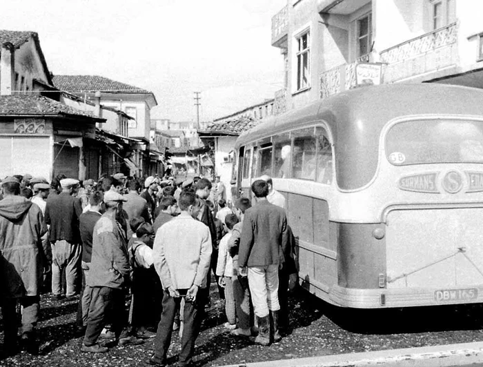 하지만 히피 트레일은 1970년대에 접어들며 주요 루트 국가들의 정치적 변화로 인해 막을 내리게 되었다. 중동 쪽에서는 욤키푸르 전쟁이 발발하며 서구인들에게 비자를 제한했고, 1975년에는 레바논 내전 발발로 운신의 폭이 좁아지다가 1979년 이란 이슬람혁명과 소련의 아프가니스탄 침공이 발생하자 여행객들의 육로는 전면 폐쇄되었고, 파키스탄의 치트랄과 인도의 카슈미르도 긴장관계에 접어들며 히피 트레일의 시대는 완전한 끝을 고했다. 29