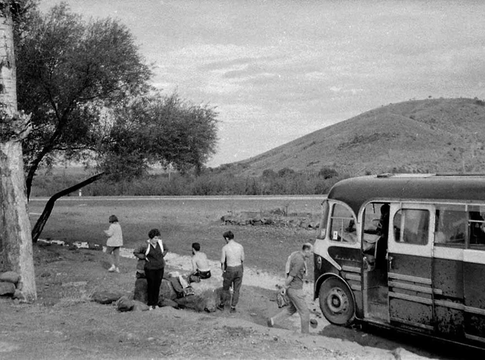 하지만 히피 트레일은 1970년대에 접어들며 주요 루트 국가들의 정치적 변화로 인해 막을 내리게 되었다. 중동 쪽에서는 욤키푸르 전쟁이 발발하며 서구인들에게 비자를 제한했고, 1975년에는 레바논 내전 발발로 운신의 폭이 좁아지다가 1979년 이란 이슬람혁명과 소련의 아프가니스탄 침공이 발생하자 여행객들의 육로는 전면 폐쇄되었고, 파키스탄의 치트랄과 인도의 카슈미르도 긴장관계에 접어들며 히피 트레일의 시대는 완전한 끝을 고했다. 31