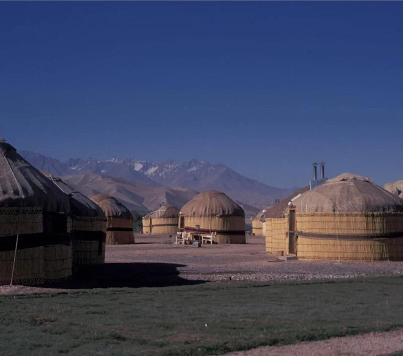 <p>
▲ 카불 국제공항(Kabul International Airport). 1960년 소련이 건설하였으며 9·11 테러 이후 미국과 연합군의 공습을 받아 파괴되었다가 재건되었다. ▲ 아프가니스탄 수도 카불의 항공촬영 모습 ▲ 카불 구 시가지 전경 ▲ 1932년에 문을 연 카불대학교(Kabul University) 캠퍼스. 1950년에는 여성들에게도 개방되면서 2021년 8월 현재 2,2000명의 학생 중 43%가 여학생이다. 하지만 탈레반이 재집권하면서 이들의 미래는 알 수 없다. ▲ 카불대학교 기숙사 ▲ 서기 5세기경에 건설된 카불의 발라 히사르(Bala Hissar) 요새 ▲ 카불 구 시가지의 오래된 집들 ▲ 마자르이샤리프(Mazar-i-Sharif)의 항공촬영 모습. 50만 명의 인구로 아프가니스탄에서 인구 규모에서는 세 번째로 큰 도시이다. ▲ 마자르이샤리프(Mazar-i-Sharif)의 항공촬영 모습 ▲ 나디르 샤(Nadir Shah, 1688~1747)의 영묘.(관련 글: 비운의 공작좌) ▲ 마자르이샤리프(Mazar-i-Sharif) 공항. 1960년대 냉전기간 동안 미국이 중동에서 영향력을 발휘하기 위해 건설한 곳으로 아프가니스탄에서 가장 큰 공항 중 하나(네 번째)이다. 아이러니하게도 1980년대에는 냉전의 상대인 소련군이 무자헤딘을 타격하기 위해 사용하기도 하였다. ▲ 부르카를 쓰고 어딘가로 가는 여성 ▲ 부르카를 쓰고 아이를 안고 가는 아프가니스탄 여성. 앞으로 드러난 현대적인 스커트가 눈길을 끈다. ▲ 면화를 가득 실은 트럭. 이 시기 아프가니스탄은 과일과 면화가 수출량의 60%를 차지할 정도였으나 내전으로 농지와 관개시설이 파괴되면서 수출량이 급감했다. 무엇보다 300만 명의 농민들이 국외로 탈출했다. ▲ 다양한 열대과일 상인 ▲ 상공에서 본 바미얀 계곡 ▲ 바미얀에 거주하는 유목민들의 몽골식 유르트(yurt) ▲ 불상이 있는 바미얀 계곡 ▲ 지금은 사진으로만 볼 수 있는 바미얀 석불. 파괴 이후 잔해 속에서 페르시아의 유적이 발견되기도 하였다.(관련 글: 페르시아의 불사조) ▲ 바미얀 석불은 2001년 3월 탈레반에 의해 완전히 파괴되었지만, 1969년 사진 속에서도 이미 잘려나간 얼굴과 파손된 다리로 추측할 수 있듯이 오랜 세월 이곳의 무슬림 사회로부터 배척되는 건축물이었다. ▲ 바미얀 계곡에 있는 고대 요새의 흔적 ▲ 칸다하르 국제공항(Kandahar International Airport). 아프가니스탄에서 두 번째로 큰 국제공항이자 최대의 군사기지로 역시 1950년대 후반 미국이 영향력 강화를 위해 건설하였다. ▲ 힌두쿠시(Hindu Kush) 산맥 풍경. 해발 7,000m 이상의 고산이 많은 곳으로 7,708m의 티리치미르(Tirich Mir)산이 가장 높다. ▲ 힌두쿠시 산맥에 있는 고대의 요새. 이 일대는 과거 탈레반이 근거지로 삼았던 곳이다. ▲ 힌두쿠시 산맥의 장엄한 풍경. '힌두 쿠시'란 힌두인들이 죽는 곳이라는 의미로 과거 인도의 노예들이 이송 중 이곳에서 많이 사망해서 붙여진 이름이라는 이야기가 전해져 온다. ▲ 상공에서 본 힌두쿠시 산맥. 이 지역은 영국이 설정한 국경선 탓에 파키스탄과 아프가니스탄의 오랜 분쟁지역으로 남아있다.</p> 33