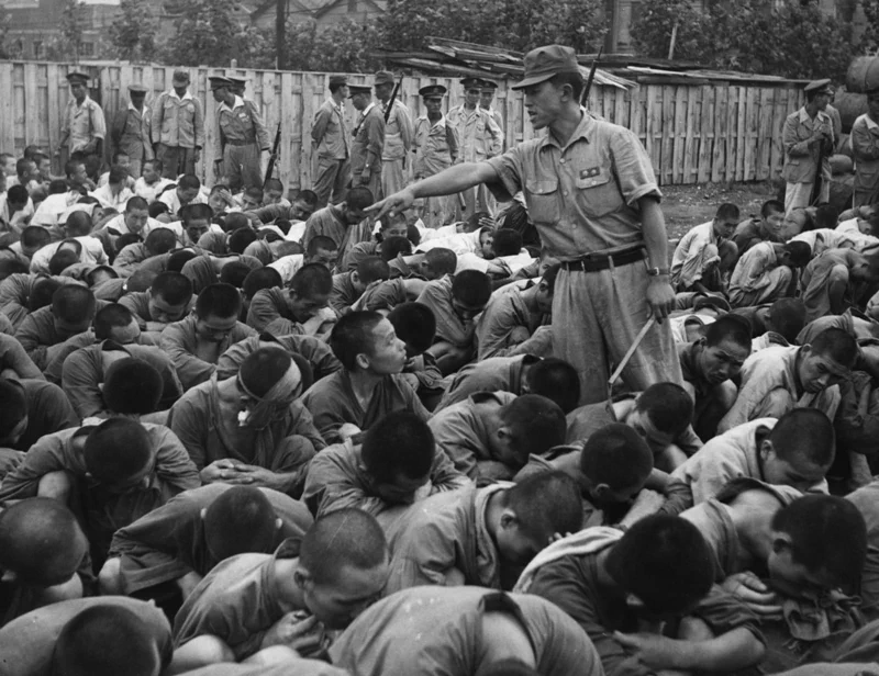 그는 최전선에 주로 머물며 영국군과 미군, 피난민들과 북한군 포로 등 전쟁터에서의 일상을 사진으로 남겼는데, 아래의 사진들은 인천상륙작전이 성공한 뒤인 1950년 9월 중순경의 모습들이다. 33