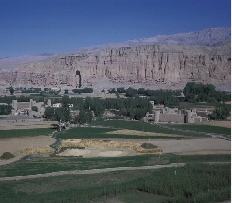 <p>
▲ 카불 국제공항(Kabul International Airport). 1960년 소련이 건설하였으며 9·11 테러 이후 미국과 연합군의 공습을 받아 파괴되었다가 재건되었다. ▲ 아프가니스탄 수도 카불의 항공촬영 모습 ▲ 카불 구 시가지 전경 ▲ 1932년에 문을 연 카불대학교(Kabul University) 캠퍼스. 1950년에는 여성들에게도 개방되면서 2021년 8월 현재 2,2000명의 학생 중 43%가 여학생이다. 하지만 탈레반이 재집권하면서 이들의 미래는 알 수 없다. ▲ 카불대학교 기숙사 ▲ 서기 5세기경에 건설된 카불의 발라 히사르(Bala Hissar) 요새 ▲ 카불 구 시가지의 오래된 집들 ▲ 마자르이샤리프(Mazar-i-Sharif)의 항공촬영 모습. 50만 명의 인구로 아프가니스탄에서 인구 규모에서는 세 번째로 큰 도시이다. ▲ 마자르이샤리프(Mazar-i-Sharif)의 항공촬영 모습 ▲ 나디르 샤(Nadir Shah, 1688~1747)의 영묘.(관련 글: 비운의 공작좌) ▲ 마자르이샤리프(Mazar-i-Sharif) 공항. 1960년대 냉전기간 동안 미국이 중동에서 영향력을 발휘하기 위해 건설한 곳으로 아프가니스탄에서 가장 큰 공항 중 하나(네 번째)이다. 아이러니하게도 1980년대에는 냉전의 상대인 소련군이 무자헤딘을 타격하기 위해 사용하기도 하였다. ▲ 부르카를 쓰고 어딘가로 가는 여성 ▲ 부르카를 쓰고 아이를 안고 가는 아프가니스탄 여성. 앞으로 드러난 현대적인 스커트가 눈길을 끈다. ▲ 면화를 가득 실은 트럭. 이 시기 아프가니스탄은 과일과 면화가 수출량의 60%를 차지할 정도였으나 내전으로 농지와 관개시설이 파괴되면서 수출량이 급감했다. 무엇보다 300만 명의 농민들이 국외로 탈출했다. ▲ 다양한 열대과일 상인 ▲ 상공에서 본 바미얀 계곡 ▲ 바미얀에 거주하는 유목민들의 몽골식 유르트(yurt) ▲ 불상이 있는 바미얀 계곡 ▲ 지금은 사진으로만 볼 수 있는 바미얀 석불. 파괴 이후 잔해 속에서 페르시아의 유적이 발견되기도 하였다.(관련 글: 페르시아의 불사조) ▲ 바미얀 석불은 2001년 3월 탈레반에 의해 완전히 파괴되었지만, 1969년 사진 속에서도 이미 잘려나간 얼굴과 파손된 다리로 추측할 수 있듯이 오랜 세월 이곳의 무슬림 사회로부터 배척되는 건축물이었다. ▲ 바미얀 계곡에 있는 고대 요새의 흔적 ▲ 칸다하르 국제공항(Kandahar International Airport). 아프가니스탄에서 두 번째로 큰 국제공항이자 최대의 군사기지로 역시 1950년대 후반 미국이 영향력 강화를 위해 건설하였다. ▲ 힌두쿠시(Hindu Kush) 산맥 풍경. 해발 7,000m 이상의 고산이 많은 곳으로 7,708m의 티리치미르(Tirich Mir)산이 가장 높다. ▲ 힌두쿠시 산맥에 있는 고대의 요새. 이 일대는 과거 탈레반이 근거지로 삼았던 곳이다. ▲ 힌두쿠시 산맥의 장엄한 풍경. '힌두 쿠시'란 힌두인들이 죽는 곳이라는 의미로 과거 인도의 노예들이 이송 중 이곳에서 많이 사망해서 붙여진 이름이라는 이야기가 전해져 온다. ▲ 상공에서 본 힌두쿠시 산맥. 이 지역은 영국이 설정한 국경선 탓에 파키스탄과 아프가니스탄의 오랜 분쟁지역으로 남아있다.</p> 35