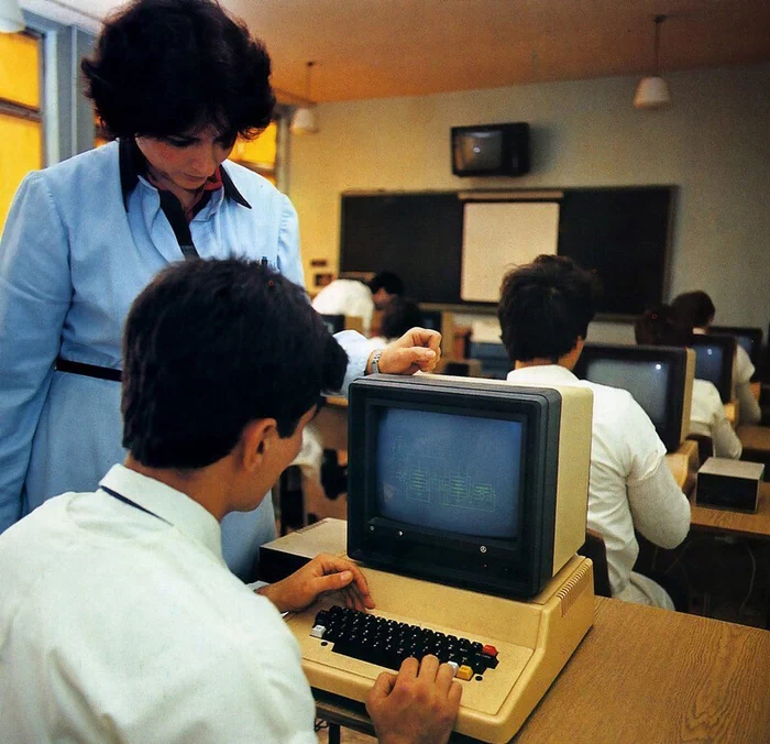 불가리아는 1946년부터 1990년까지 공산당이 집권하면서 소련의 동맹인 '불가리아 인민공화국(People's Republic of Bulgaria)'으로 자리하고 있었다. 37