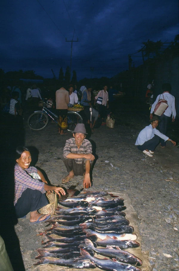 아래의 사진은 프랑수아즈 드뮐데르가 1989년 캄보디아의 수도 프놈펜(Phnom Penh)을 촬영한 것이다. 악명 높은 크메르 루주(Khmers Rouges)가 저지른 킬링필드 참사가 일어난 지 10여 년이 흐른 후의 모습이다. 39