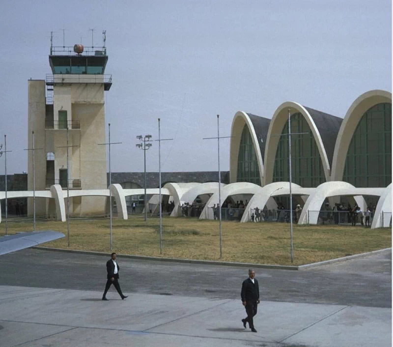 <p>
▲ 카불 국제공항(Kabul International Airport). 1960년 소련이 건설하였으며 9·11 테러 이후 미국과 연합군의 공습을 받아 파괴되었다가 재건되었다. ▲ 아프가니스탄 수도 카불의 항공촬영 모습 ▲ 카불 구 시가지 전경 ▲ 1932년에 문을 연 카불대학교(Kabul University) 캠퍼스. 1950년에는 여성들에게도 개방되면서 2021년 8월 현재 2,2000명의 학생 중 43%가 여학생이다. 하지만 탈레반이 재집권하면서 이들의 미래는 알 수 없다. ▲ 카불대학교 기숙사 ▲ 서기 5세기경에 건설된 카불의 발라 히사르(Bala Hissar) 요새 ▲ 카불 구 시가지의 오래된 집들 ▲ 마자르이샤리프(Mazar-i-Sharif)의 항공촬영 모습. 50만 명의 인구로 아프가니스탄에서 인구 규모에서는 세 번째로 큰 도시이다. ▲ 마자르이샤리프(Mazar-i-Sharif)의 항공촬영 모습 ▲ 나디르 샤(Nadir Shah, 1688~1747)의 영묘.(관련 글: 비운의 공작좌) ▲ 마자르이샤리프(Mazar-i-Sharif) 공항. 1960년대 냉전기간 동안 미국이 중동에서 영향력을 발휘하기 위해 건설한 곳으로 아프가니스탄에서 가장 큰 공항 중 하나(네 번째)이다. 아이러니하게도 1980년대에는 냉전의 상대인 소련군이 무자헤딘을 타격하기 위해 사용하기도 하였다. ▲ 부르카를 쓰고 어딘가로 가는 여성 ▲ 부르카를 쓰고 아이를 안고 가는 아프가니스탄 여성. 앞으로 드러난 현대적인 스커트가 눈길을 끈다. ▲ 면화를 가득 실은 트럭. 이 시기 아프가니스탄은 과일과 면화가 수출량의 60%를 차지할 정도였으나 내전으로 농지와 관개시설이 파괴되면서 수출량이 급감했다. 무엇보다 300만 명의 농민들이 국외로 탈출했다. ▲ 다양한 열대과일 상인 ▲ 상공에서 본 바미얀 계곡 ▲ 바미얀에 거주하는 유목민들의 몽골식 유르트(yurt) ▲ 불상이 있는 바미얀 계곡 ▲ 지금은 사진으로만 볼 수 있는 바미얀 석불. 파괴 이후 잔해 속에서 페르시아의 유적이 발견되기도 하였다.(관련 글: 페르시아의 불사조) ▲ 바미얀 석불은 2001년 3월 탈레반에 의해 완전히 파괴되었지만, 1969년 사진 속에서도 이미 잘려나간 얼굴과 파손된 다리로 추측할 수 있듯이 오랜 세월 이곳의 무슬림 사회로부터 배척되는 건축물이었다. ▲ 바미얀 계곡에 있는 고대 요새의 흔적 ▲ 칸다하르 국제공항(Kandahar International Airport). 아프가니스탄에서 두 번째로 큰 국제공항이자 최대의 군사기지로 역시 1950년대 후반 미국이 영향력 강화를 위해 건설하였다. ▲ 힌두쿠시(Hindu Kush) 산맥 풍경. 해발 7,000m 이상의 고산이 많은 곳으로 7,708m의 티리치미르(Tirich Mir)산이 가장 높다. ▲ 힌두쿠시 산맥에 있는 고대의 요새. 이 일대는 과거 탈레반이 근거지로 삼았던 곳이다. ▲ 힌두쿠시 산맥의 장엄한 풍경. '힌두 쿠시'란 힌두인들이 죽는 곳이라는 의미로 과거 인도의 노예들이 이송 중 이곳에서 많이 사망해서 붙여진 이름이라는 이야기가 전해져 온다. ▲ 상공에서 본 힌두쿠시 산맥. 이 지역은 영국이 설정한 국경선 탓에 파키스탄과 아프가니스탄의 오랜 분쟁지역으로 남아있다.</p> 43