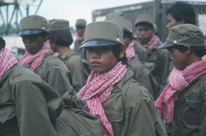 아래의 사진은 프랑수아즈 드뮐데르가 1989년 캄보디아의 수도 프놈펜(Phnom Penh)을 촬영한 것이다. 악명 높은 크메르 루주(Khmers Rouges)가 저지른 킬링필드 참사가 일어난 지 10여 년이 흐른 후의 모습이다. 43