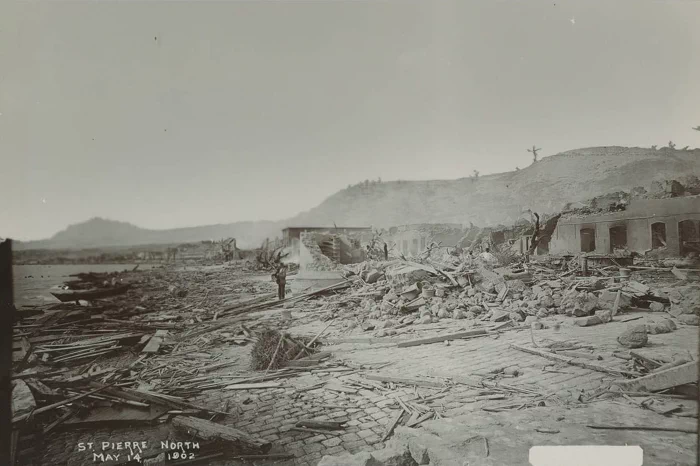 • 1902년 1월, 화산의 분기공이 급격하게 증가해 주민들을 불안에 떨게 만든다. 49